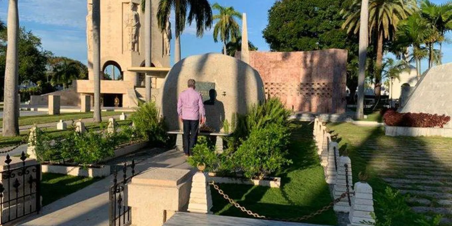 Durante la tercera visita gubernamental a Santiago de Cuba, el Presidente cubano, Miguel Díaz-Canel Bermúdez, dedicó un íntimo tributo al Comandante en Jefe Fidel Castro Ruz. Foto: Tomada del Twitter del Presidente