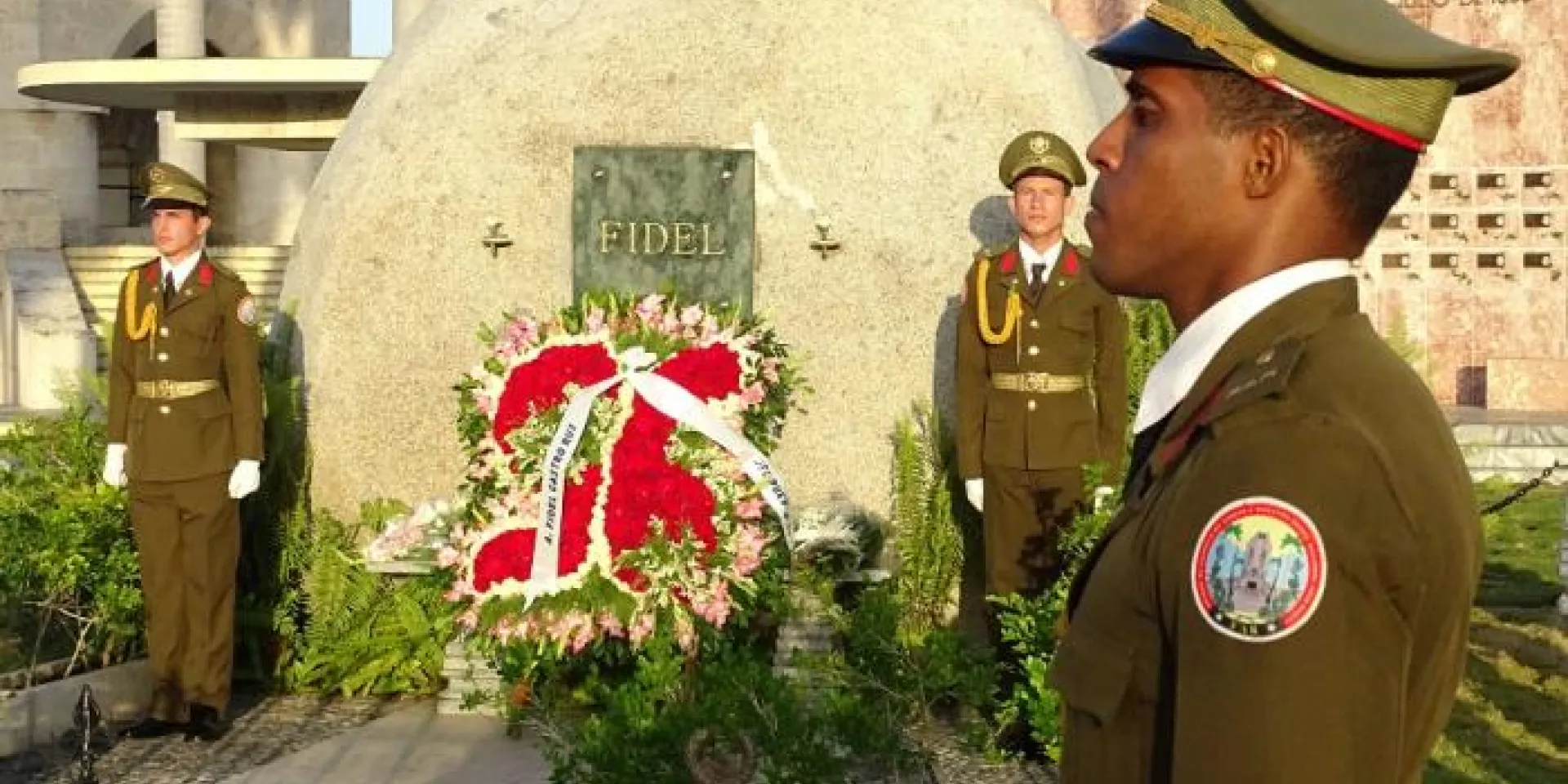 En solemne ceremonia militar quedó depositada la ofrenda floral a nombre del pueblo de Cuba.