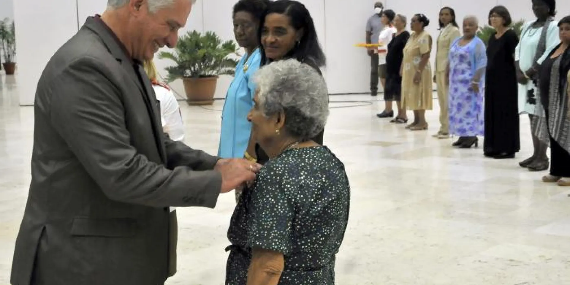 Miguel Diaz Canel ,Presidente de la Republica de Cuba y Primer Secretario del PCC entrega la Orden Maria Grajales a mujeres destacada. Cinco mujeres recibieron la Orden Mariana Grajales de manos del Presidente Díaz-Canel. Foto: Ismael Batista Ramírez
