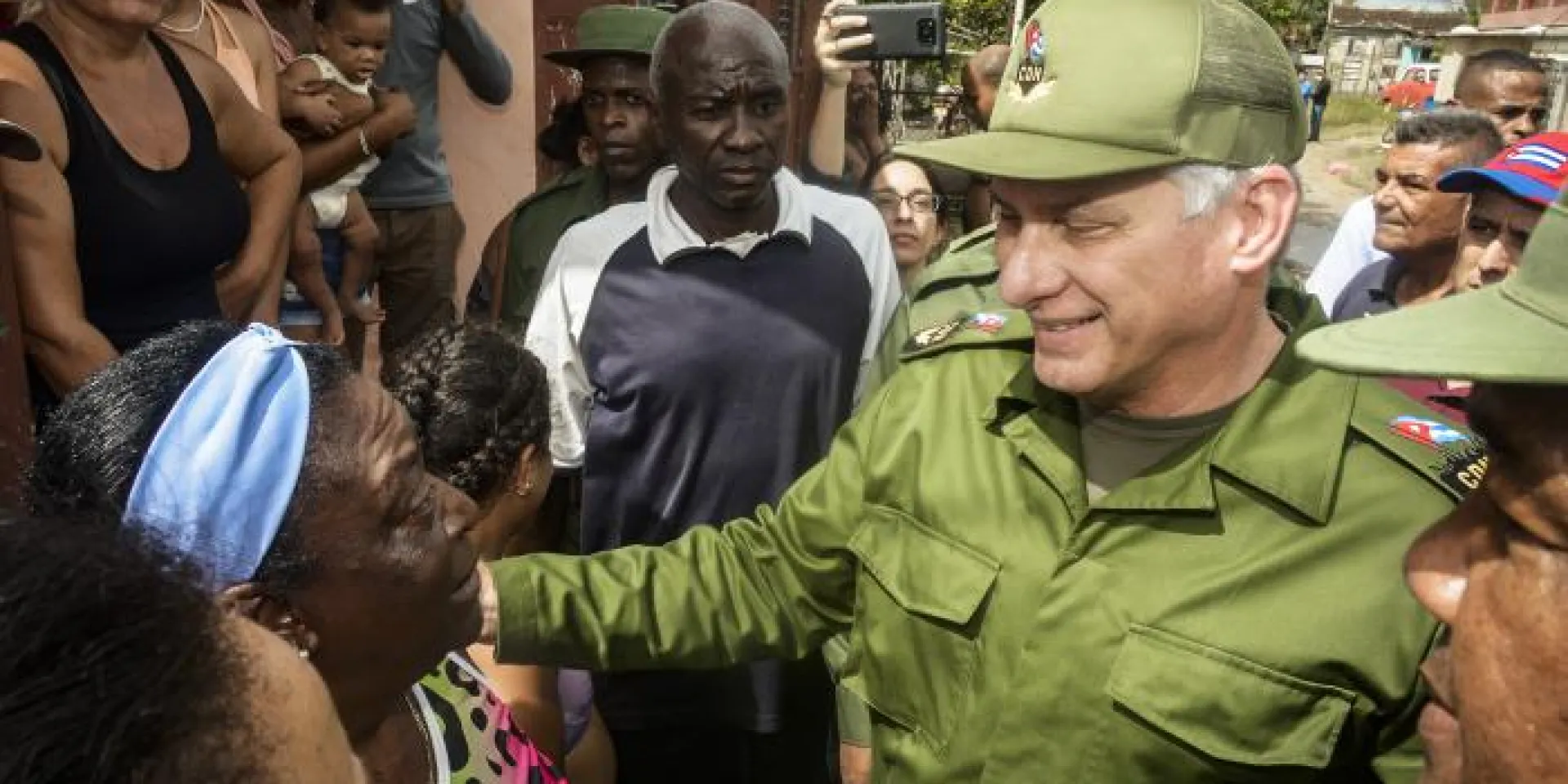 Un mar de pueblo llegó a rodear al mandatario, un contacto del que emergen verdades que son las que dan mucha luz a los dirigentes sensibles. Foto: Estudios Revolución