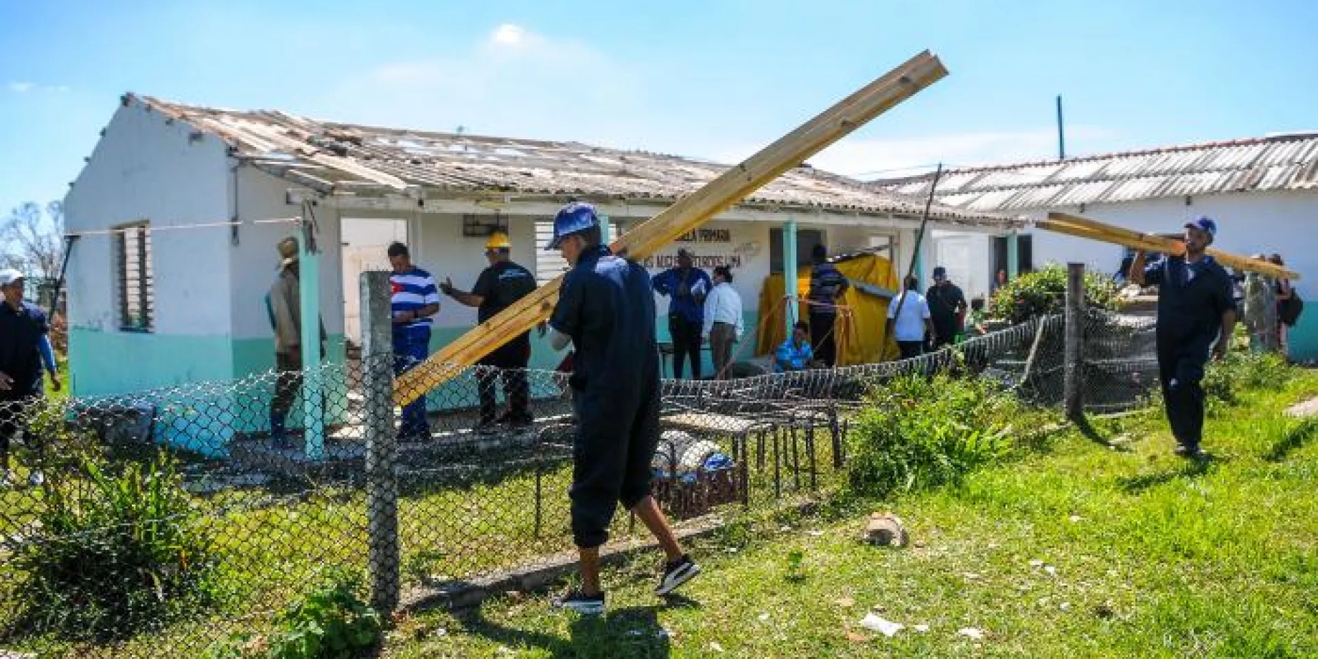 La Brigada Martha Machado impulsa la rehabilitación de una escuela primaria en el poblado de La Coloma, Pinar del Río, dañada por el huracán Ian. Foto: José Manuel Correa