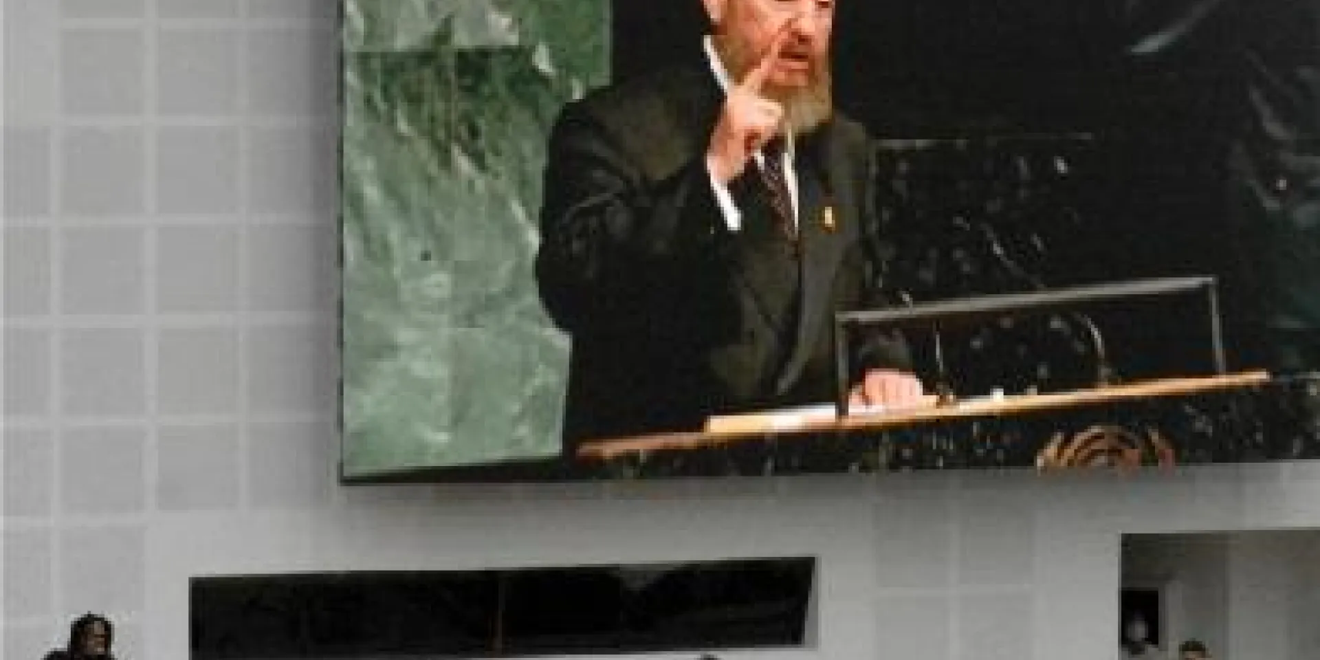 En canciones interpretadas por su autor, Raúl Torres, se recordó y rindió tributo a los padres fundadores del ALBA-TCP, Hugo Chávez y Fidel Castro. Foto: Juvenal Balán