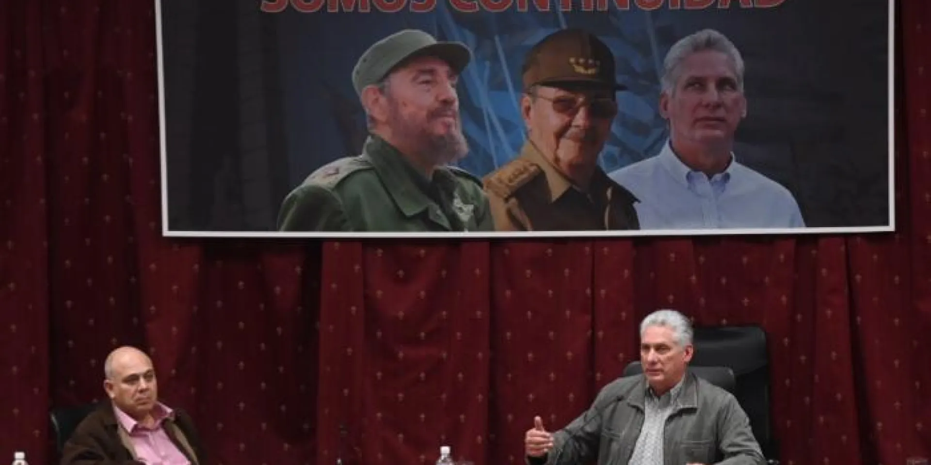 Díaz-Canel indicó que todas las buenas experiencias se multipliquen, se socialicen, se impulsen, se consoliden y vayan siendo más abarcadoras en todos los ámbitos. Foto: Estudios Revolución
