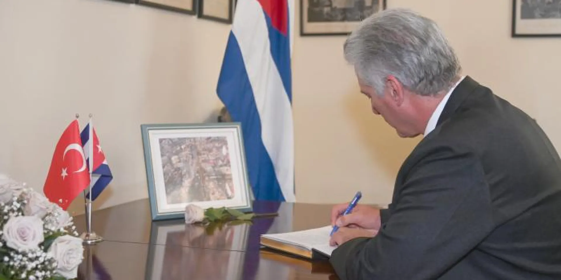 Díaz-Canel extendió su pesar a las familias y allegados de las víctimas del sismo de gran intensidad que afectó al país. Foto: Estudios Revolución