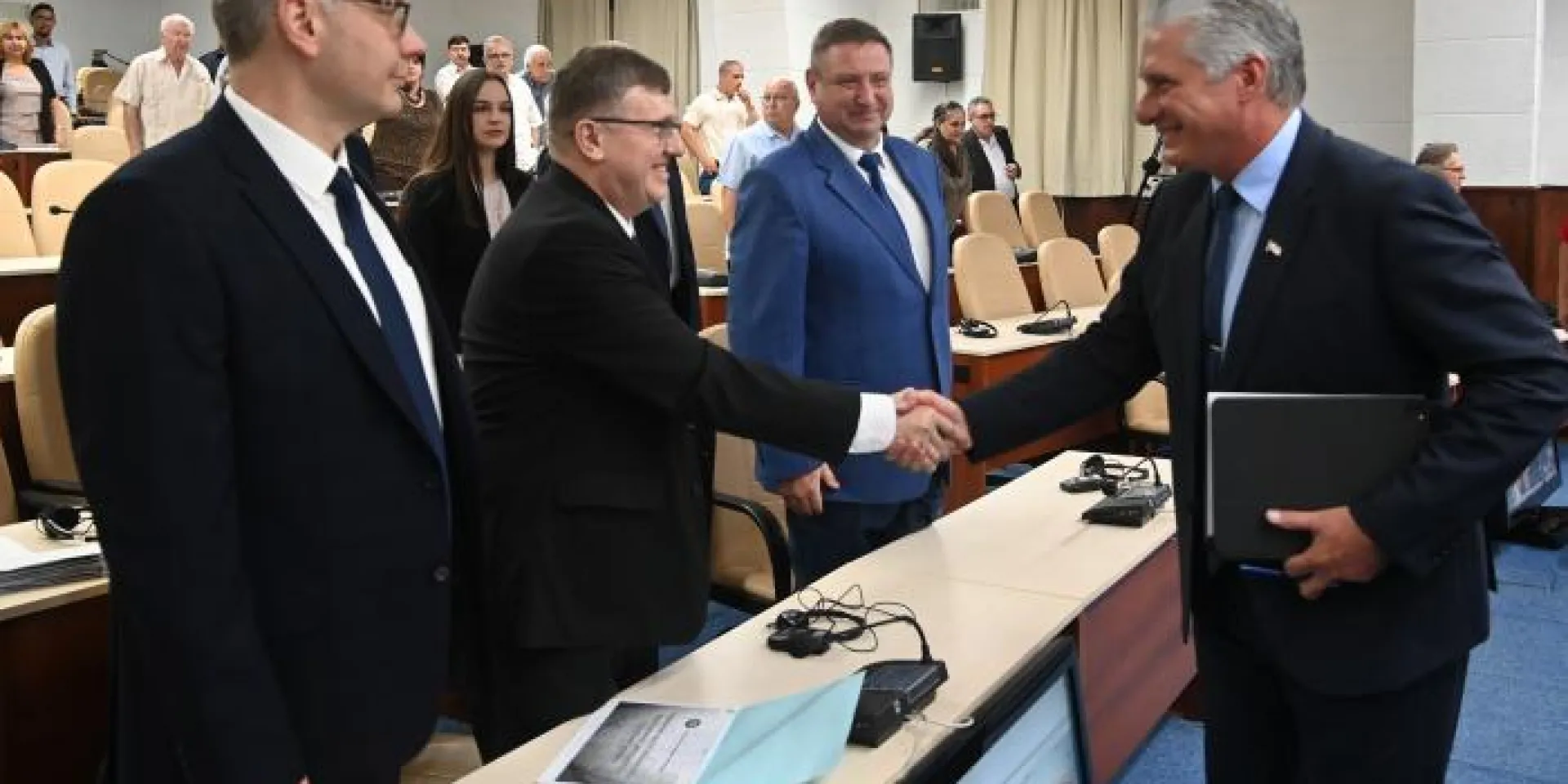 La delegación de la Academia de Ciencias de Belarús que visita Cuba está encabezada por el doctor en Ciencias Económicas Vasili Hurski, secretario científico jefe de ese organismo. Foto: Estudios Revolución