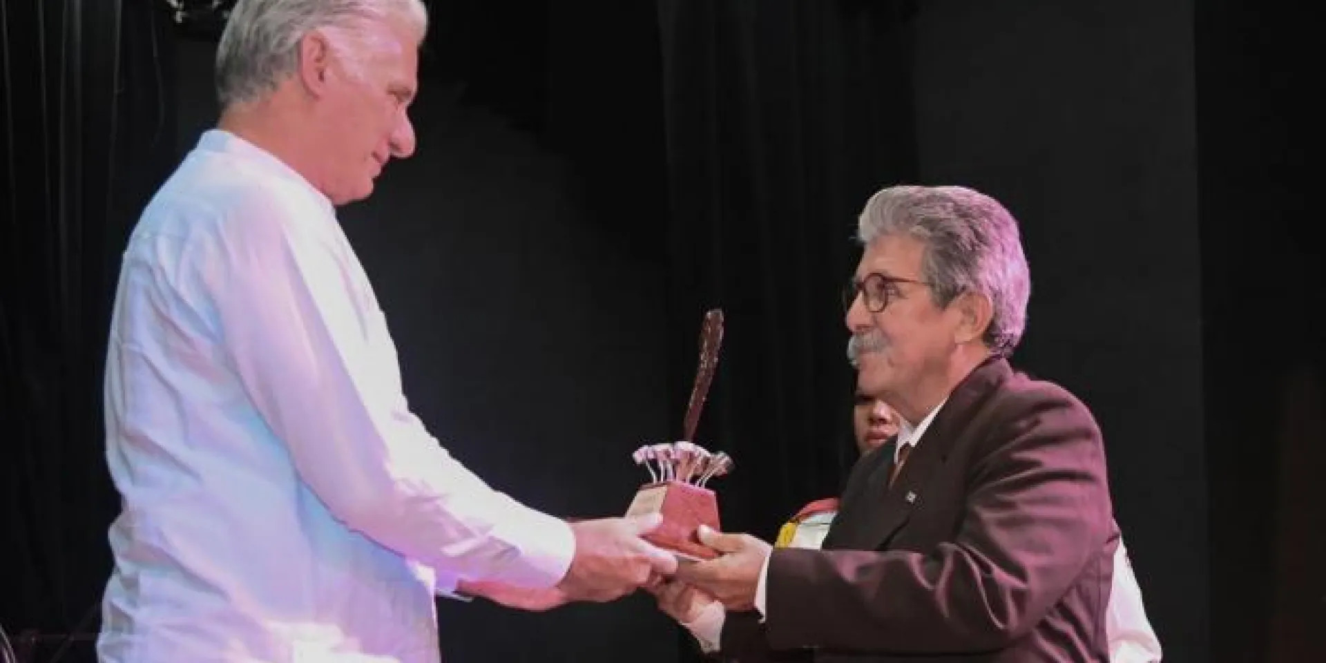En el Día de la Prensa Cubana, Díaz-Canel encabezó el acto de entrega de los premios nacionales de Periodismo José Martí por la obra de la vida. Foto: Estudios Revolución