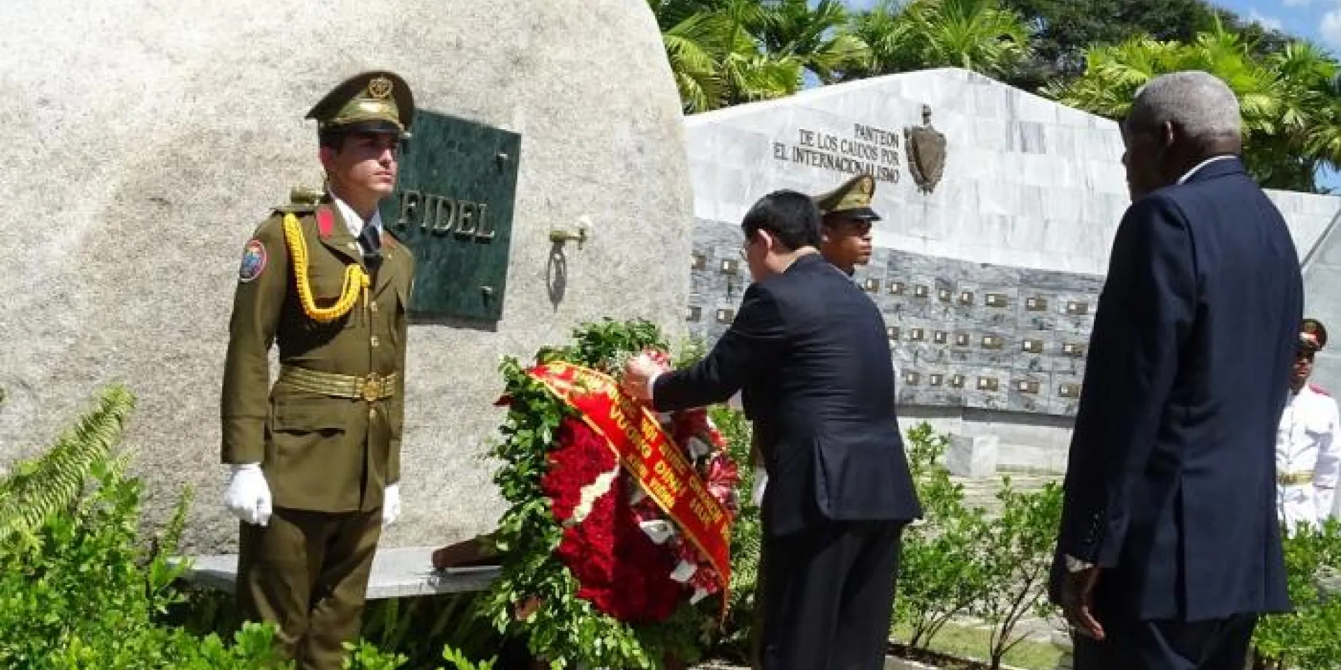 En honor a Fidel una ofrenda floral depositó ante su roca monumento Foto: Eduardo Palomares