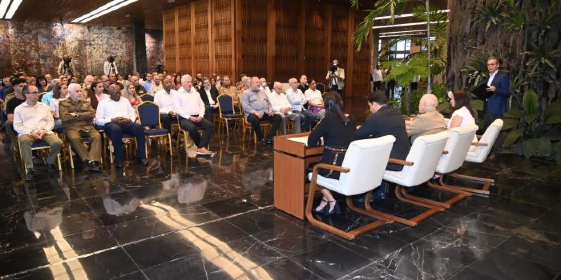 A un ser humano extraordinario homenajearon los máximos dirigentes del país, con su presencia en el emblemático salón Portocarrero, del Palacio de la Revolución. Foto: Estudios Revolución