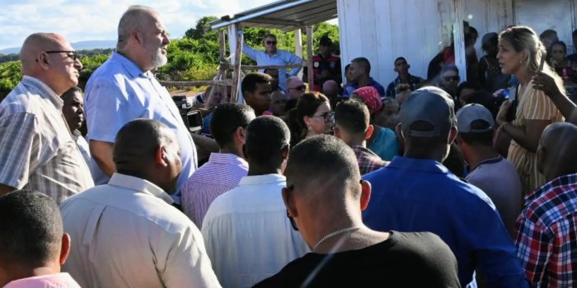 El Primer Ministro compartió con los pobladores y les aseguró que «seguiremos viniendo en busca de alternativas». Foto: Estudios Revolución