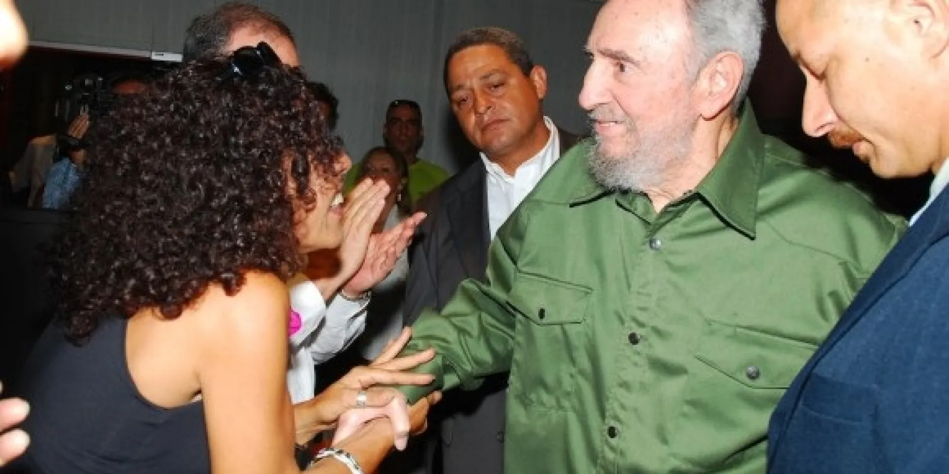 Fidel saluda a la periodista del diario Juventud Rebelde, Marina Menéndez Quintero.