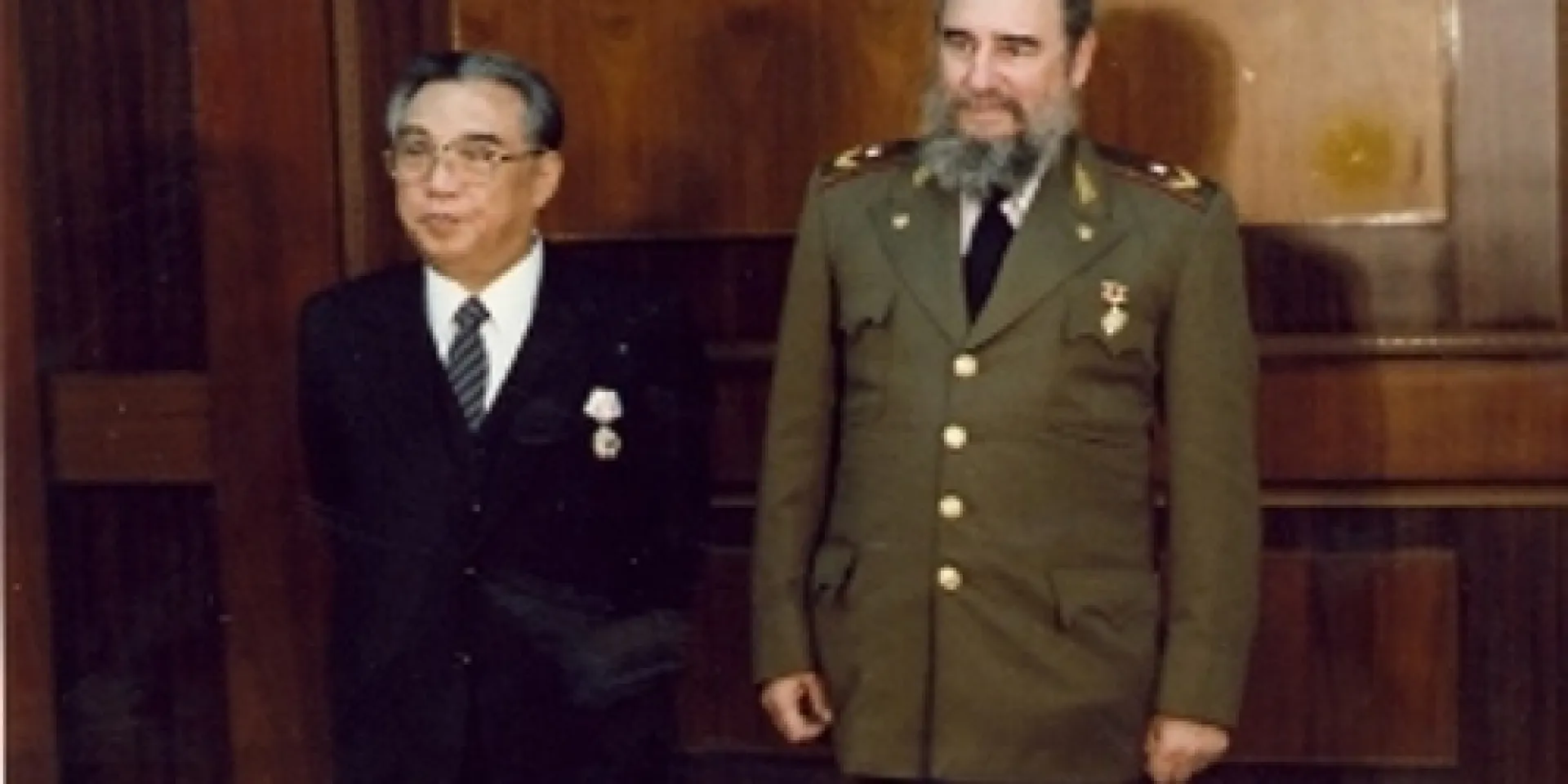 Fidel Castro junto al mandatario de la nación coreana Kim Il Sung durante una recepción especial dedicada en su honor, 9 de marzo de 1986. Foto: Estudios Revolución