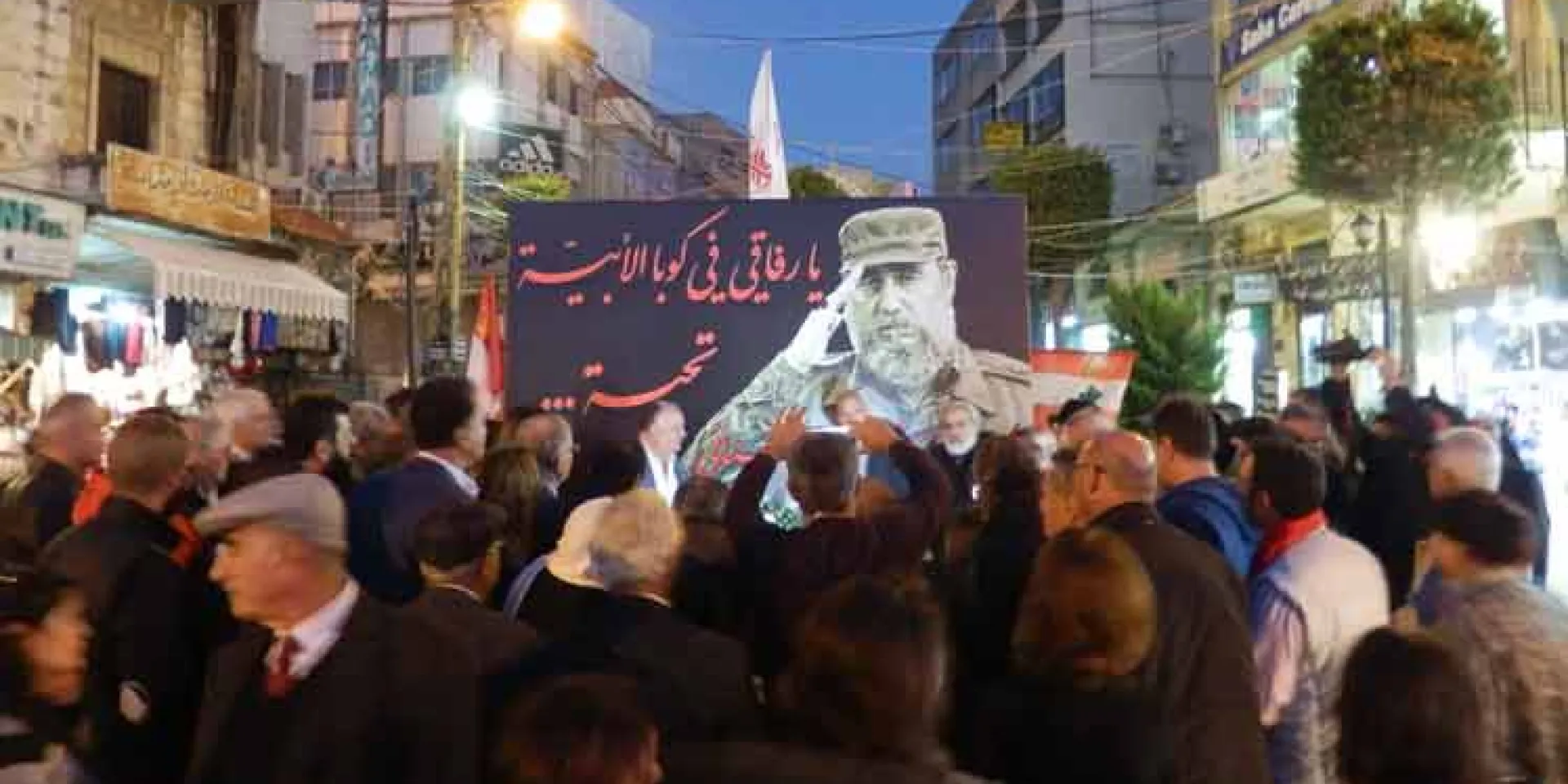 Un mural con una imagen de Fidel Castro y un saludo a Cuba presidió la plaza central en el Líbano