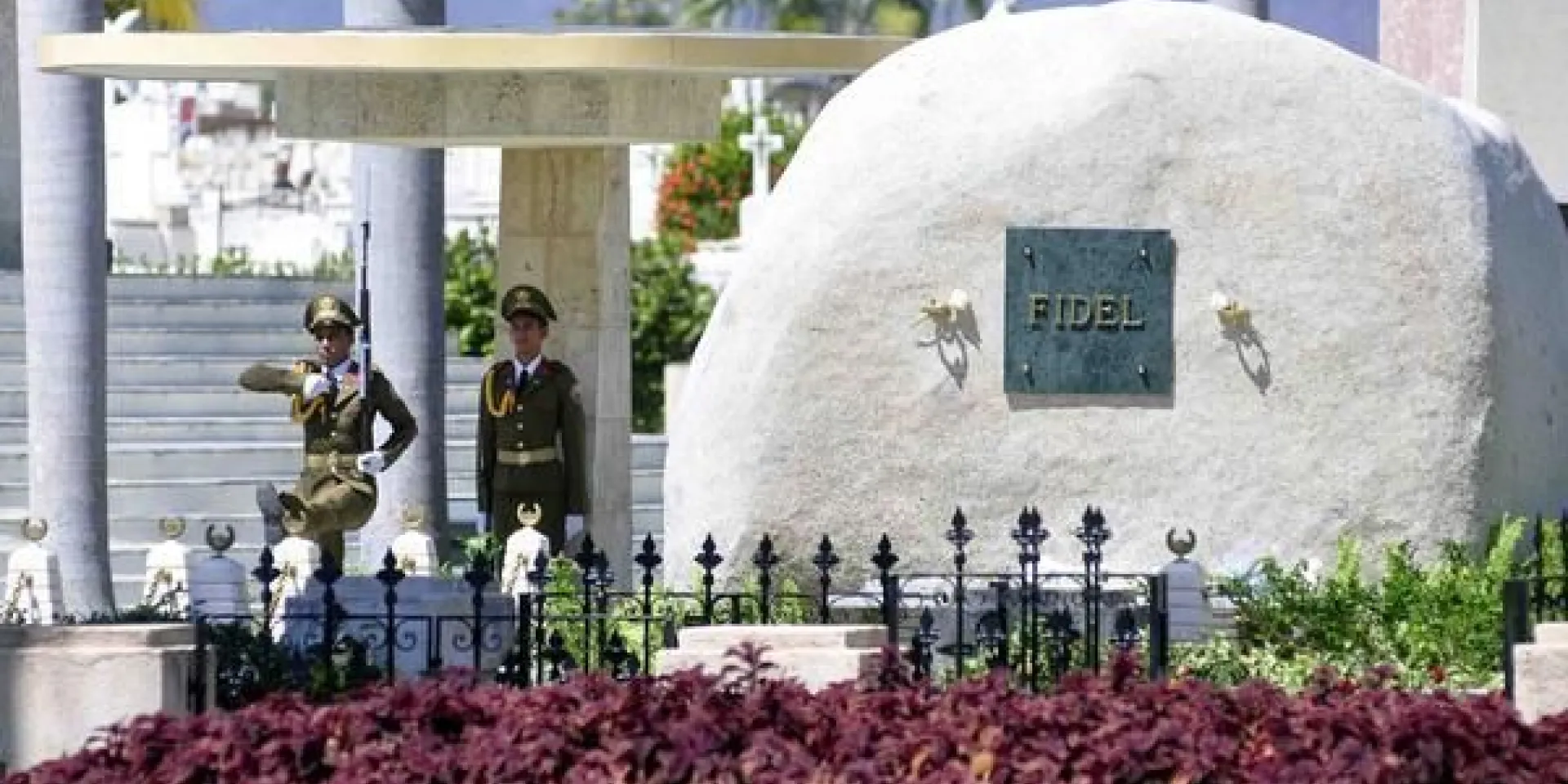 Soldados de la Unidad Militar 1953, realizan el cambio de la Guardia de Honor al Héroe Nacional José Martí, y al Comandante en Jefe Fidel Castro Ruz, en el cementerio Santa Ifigenia de Santiago de Cuba. Foto: Miguel Justiz / ACN