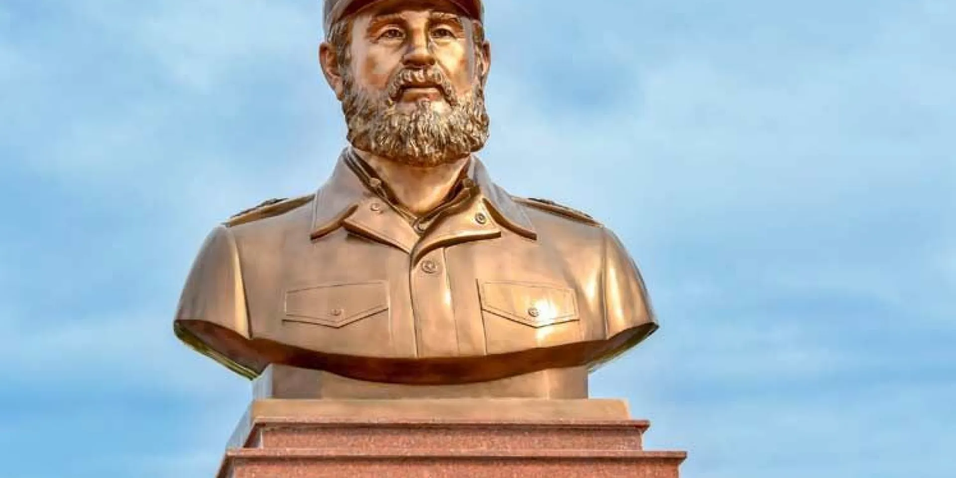 El inédito busto en bronce de Fidel, montado sobre un pedestal de mármol en Quang Tri, Vietnam. Foto: Marta Llanes/ PL.