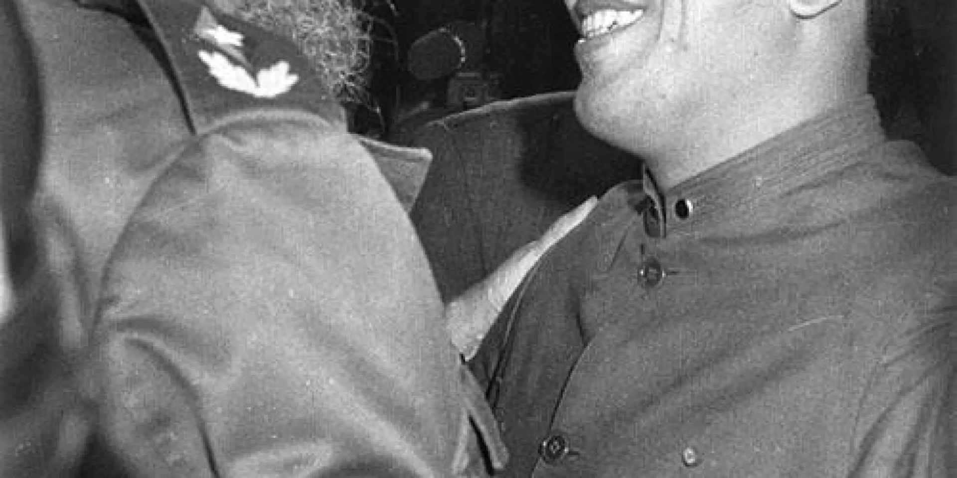 Il 14 dicembre del 1994, sulla pista dell’aeroporto internazionale José Martí, Fidel ricevette Chávez, che allora dirigeva il Movimento Bolivariano Rivoluzionario 200. Photo: Ismael González