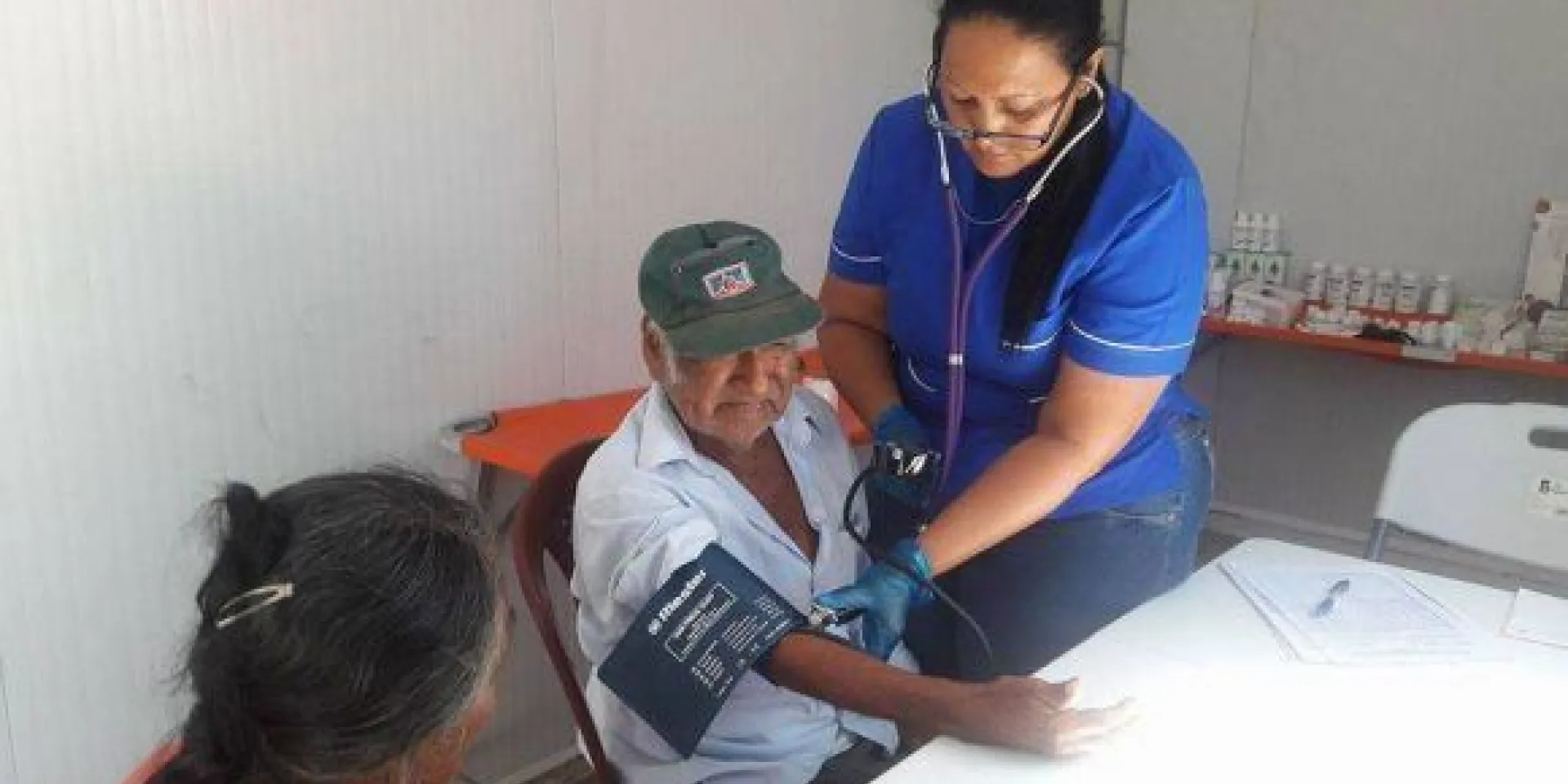 Médicos cubanos atienden a damnificados peruanos. Foto tomada del perfil en Facebook de Enmanuel Vigil.