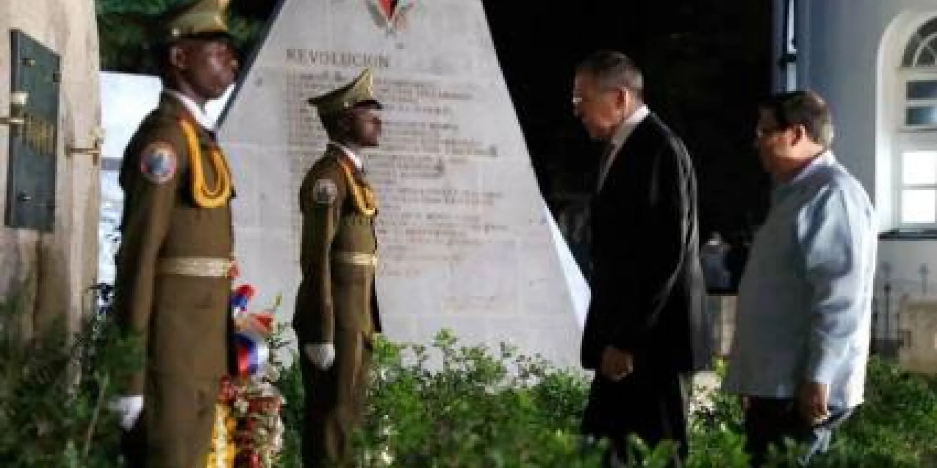 Fue depositada una ofrenda floral ante la roca que atesora las cenizas de Fidel y flores blancas ante el Mausoleo al Apóstol