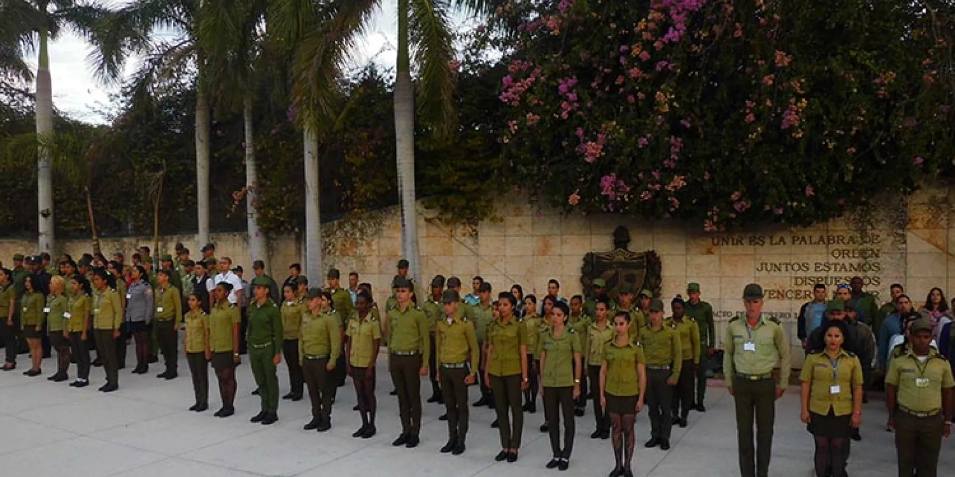 Los jóvenes del Ministerio del Interior de Villa Clara homenajeron al Comandante Ernesto Che Guevara y a los caídos en la defensa de la Patria.