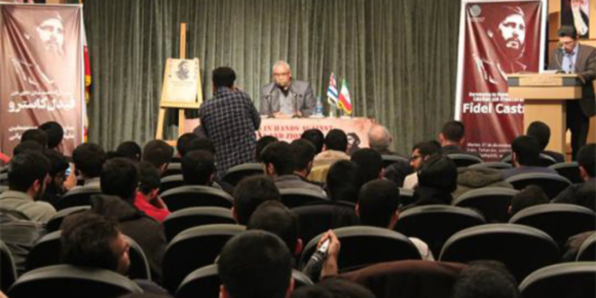 Estudiantes de la Universidad de Imam Sadiq (P) rindieron homenaje a la memoria de Fidel Castro.