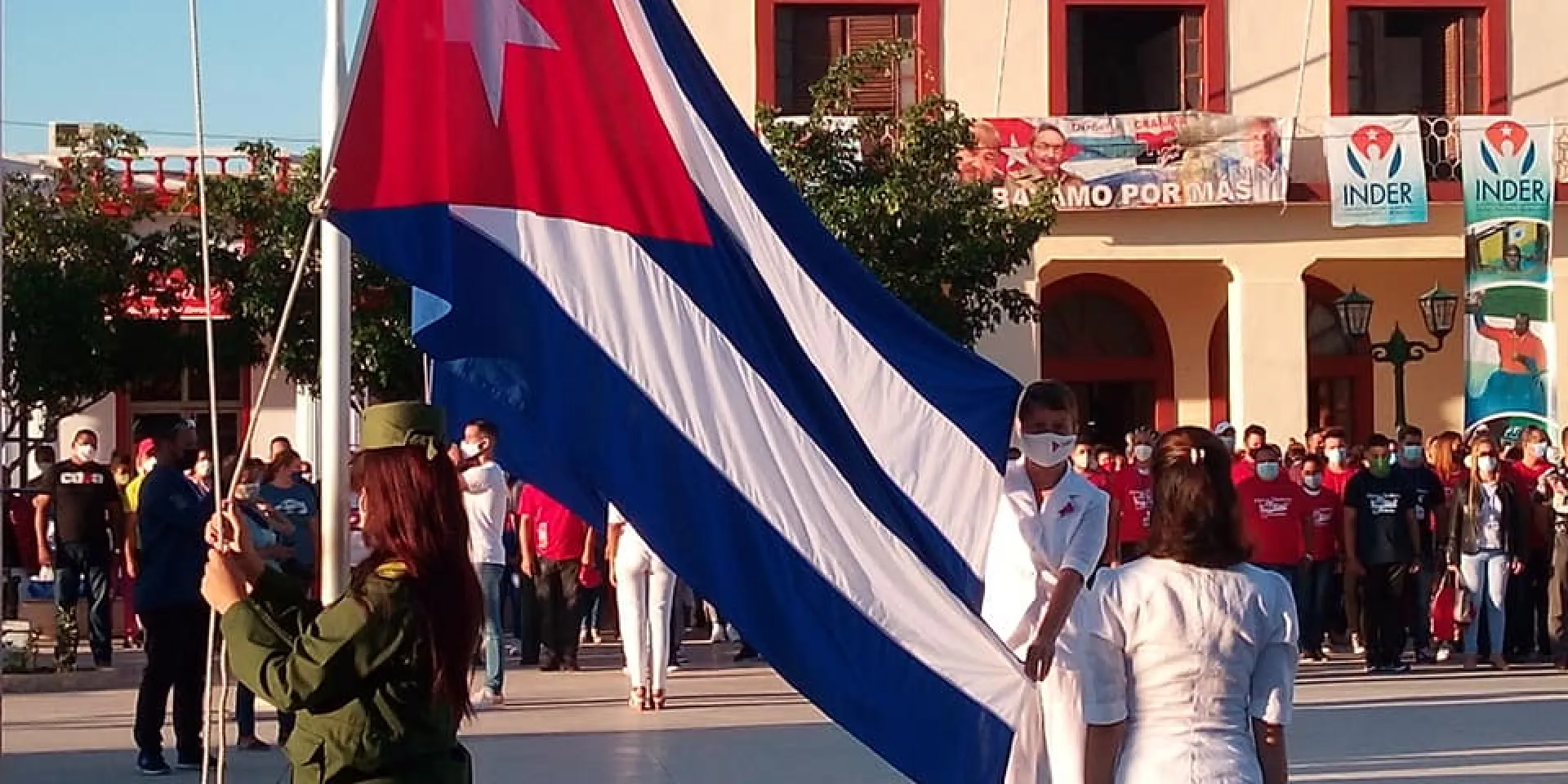 Jóvenes rinden homenaje a próceres de la Patria