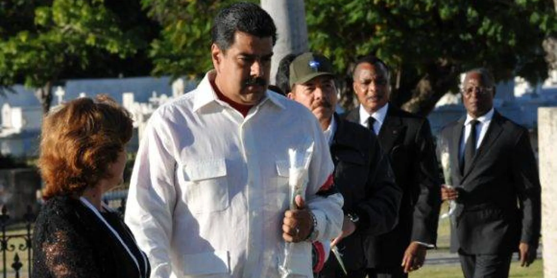 Maduro encabezó a los invitados extranjeros que colocaron flores a Fidel. Foto: Periódico Sierra Maestra (Archivo)