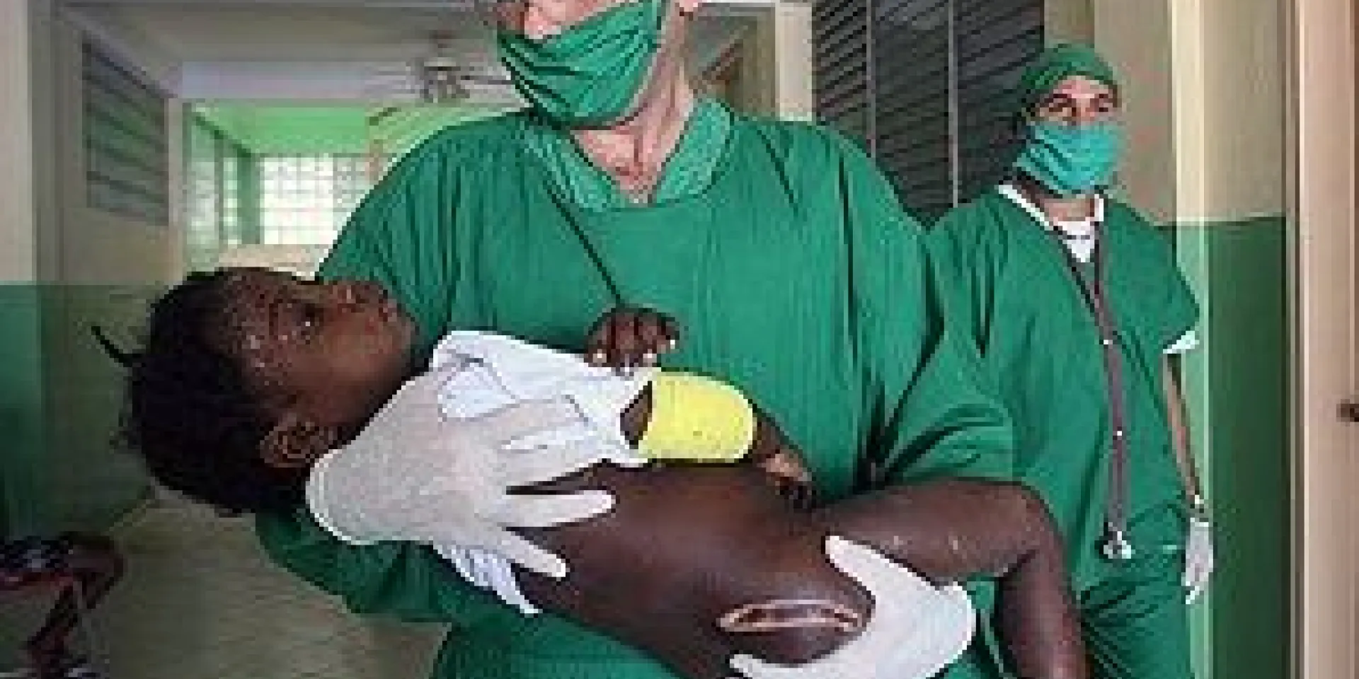 Médico cubano atiende a niña haitiana. Foto: Getty Images.