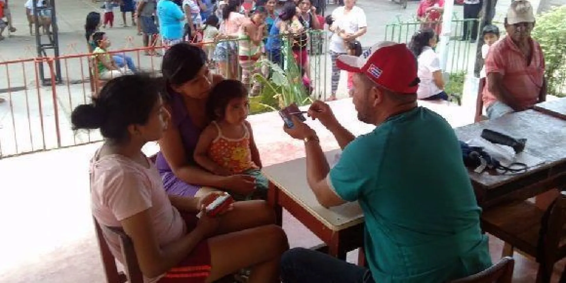 El cariño y la ternura de los médicos cubanos, conmueven a los pacientes. Foto: cortesía del Dr. Enmanuel Vigil Fonseca.