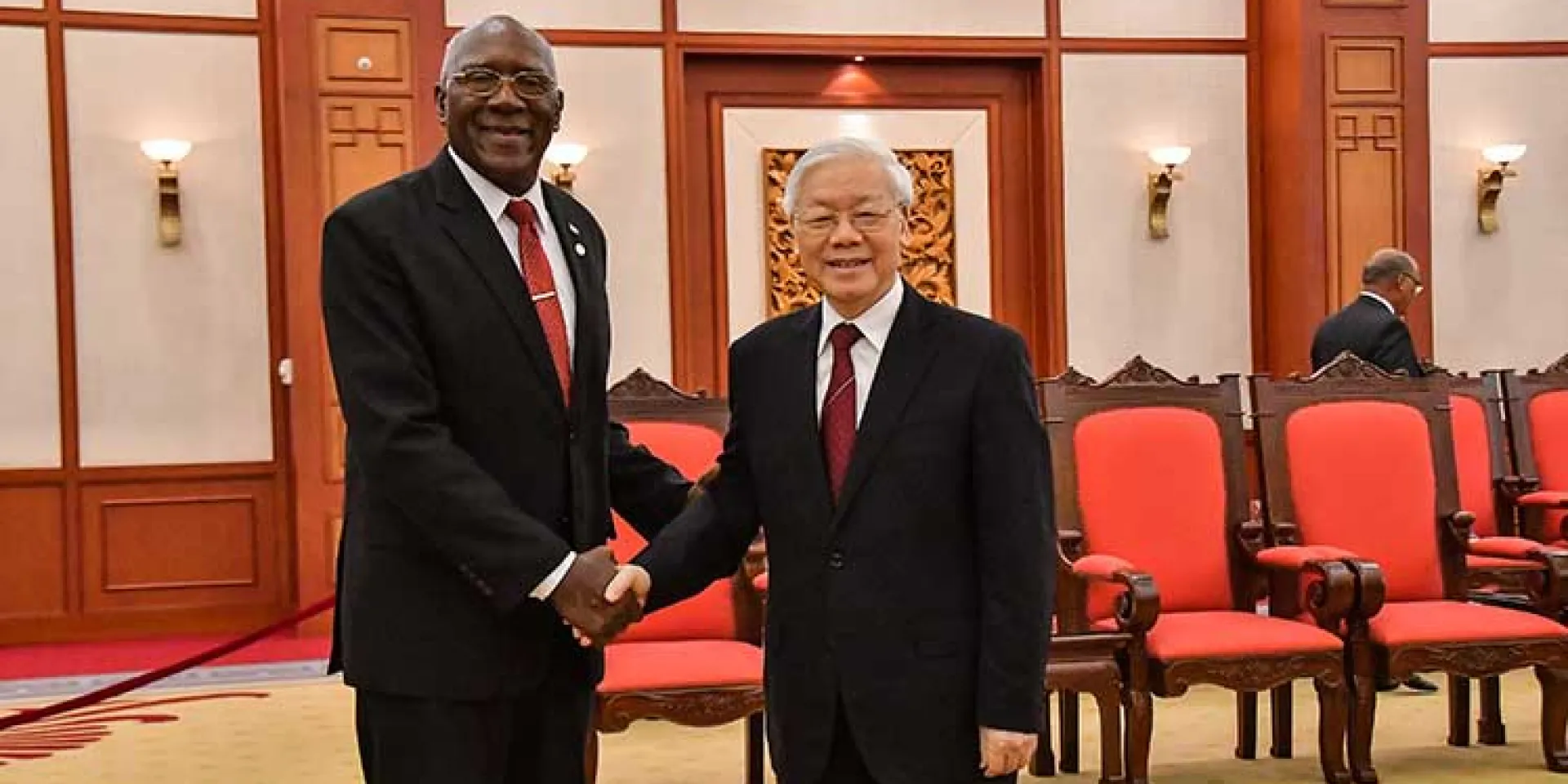Secretario general del Partido Comunista de Vietnam, Nguyen Phu Trong, recibe al primer vicepresidente de Cuba, Salvador Valdés.