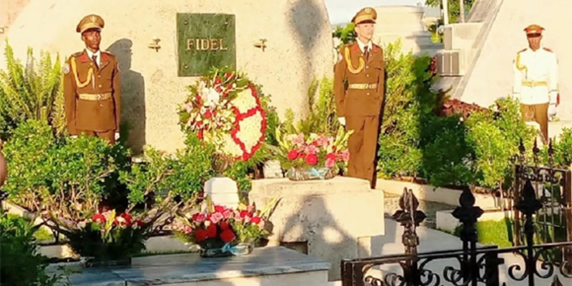 Una ofrenda floral en nombre del pueblo de Cuba fue colocada frente al monolito que guarda las cenizar del líder histórico de la Revolución cubana. Foto: PL.