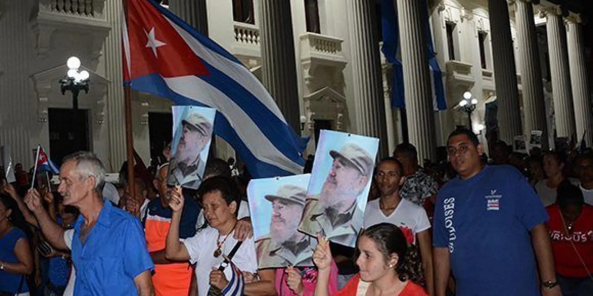 Peregrinación por las principales calles de la ciudad del Che y Marta Abreu, en Santa Clara, hasta el Complejo Escultórico Ernesto Che Guevara, para rendir homenaje al Comandante en Jefe Fidel Castro. Foto: Arelys María Echevarría/ ACN.