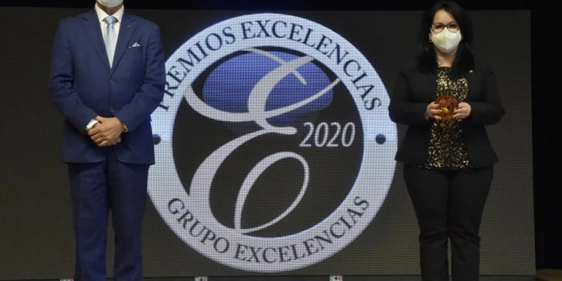 Janet Fernández, consejera económico-comercial de la embajada de Cuba en España, en representación del Minsap, recibió el premio otorgado a brigada médica Henry Reeve. Foto: Excelencias Cuba.