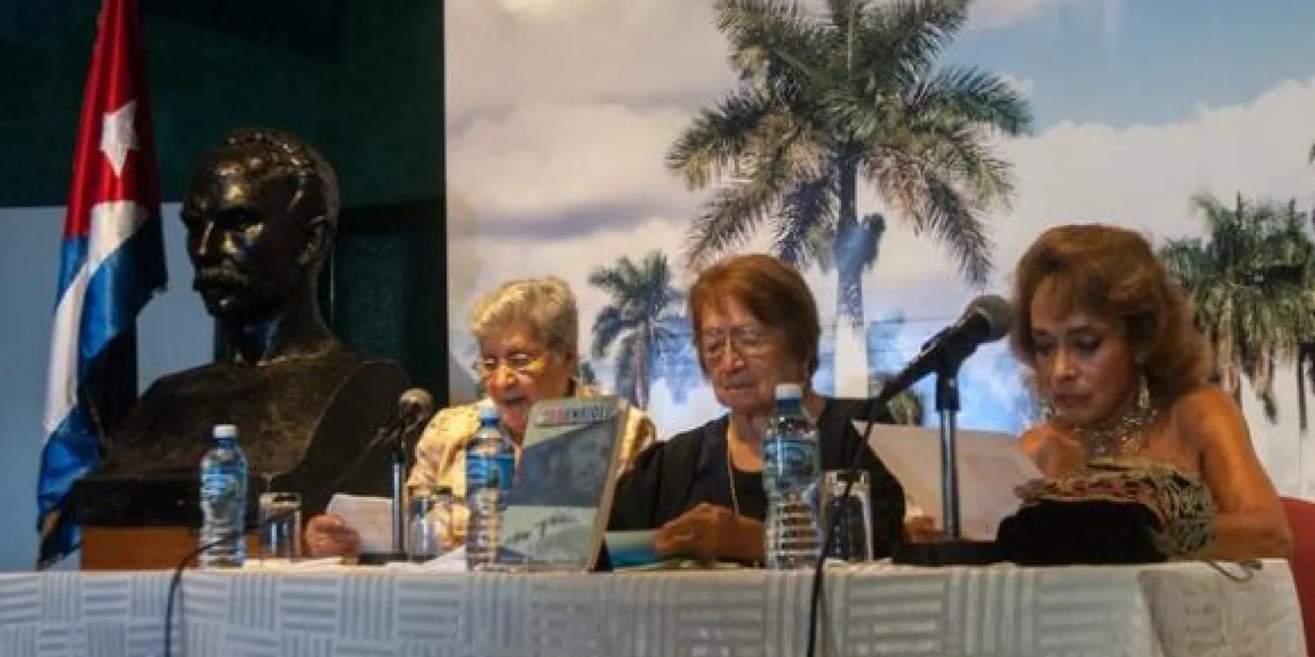 Isabel Allende Karam (I), Rectora del Instituto Superior de Relaciones Internacionales (ISRI); Martha Eugenia López Villeda (C), autora del lilbro; y Sonia Amelio (D), bailarina, músico, coreógrafa y actriz mexicana, en la presentación del texto Creo en Fidel, en el Memorial José Martí, en La Habana, Cuba, el 14 de octubre de 2016. Foto: Diana Inés Rodríguez.