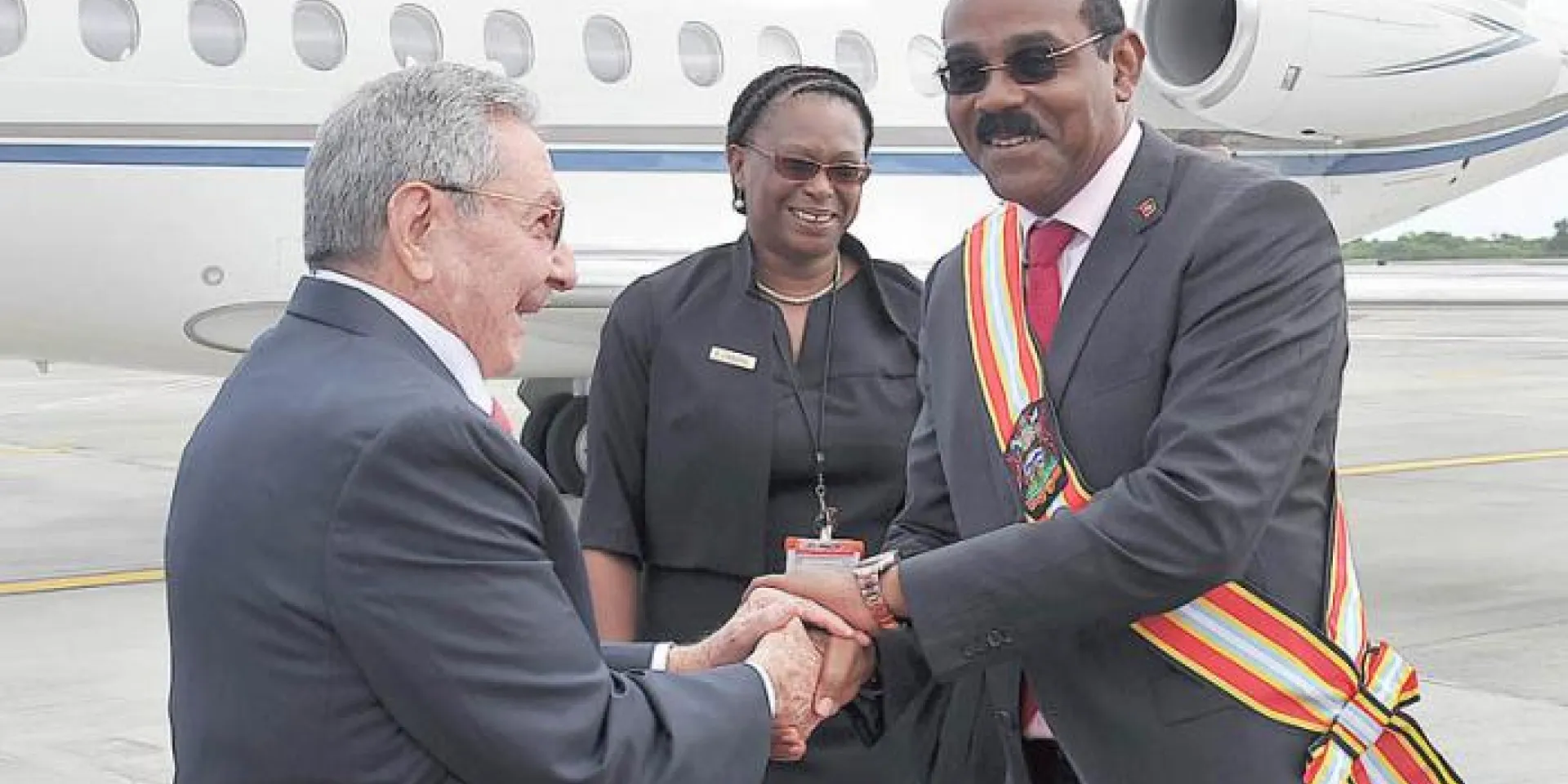 A su llegada al aeropuerto, Raúl fue recibido por el Primer Ministro de Antigua y Barbuda, Gaston Browne; en la foto también aparece la directora de Protocolo, Karen Cabrall. Foto: Estudios Revolución