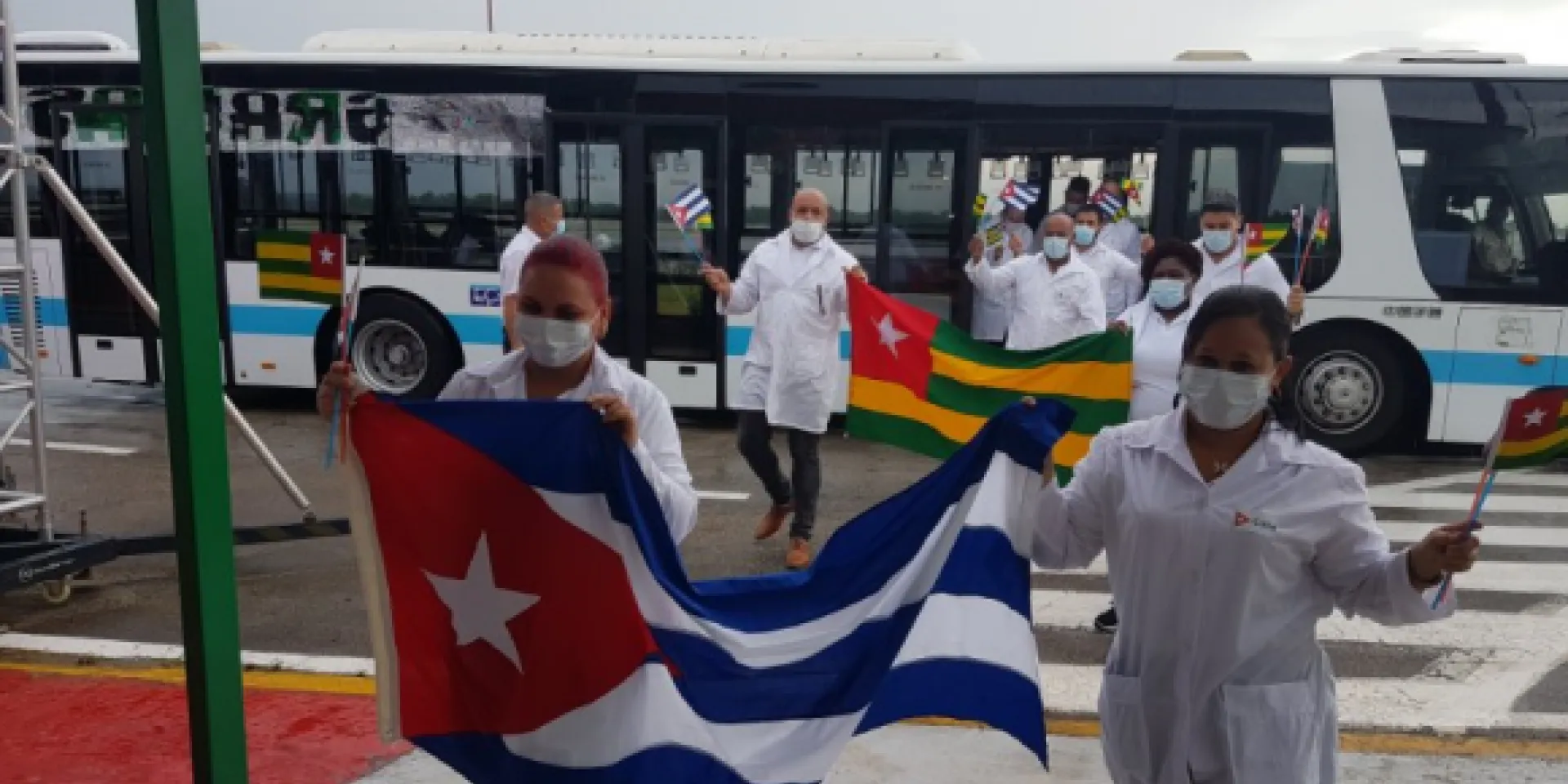 La brigada del contingente Henry Reeve que prestó servicios en el Centro Hospitalario Regional Lomé Commune, en Togo, regresó hoy a Cuba. Foto: @yoanduar87/Twitter.