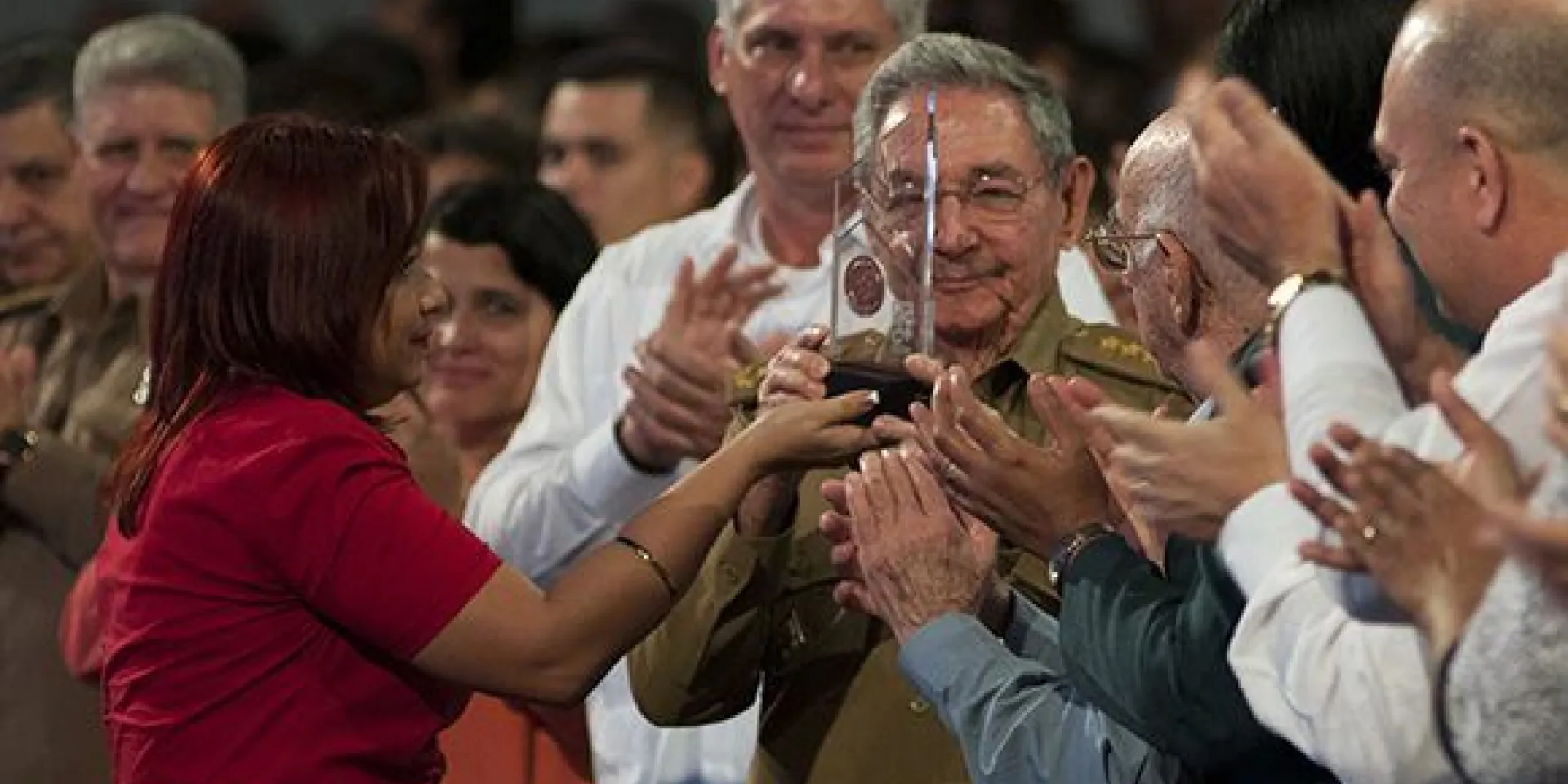 Raúl recibió la Medalla Conmemorativa Aniversario 55 de la UJC. Foto: Estudios Revolución
