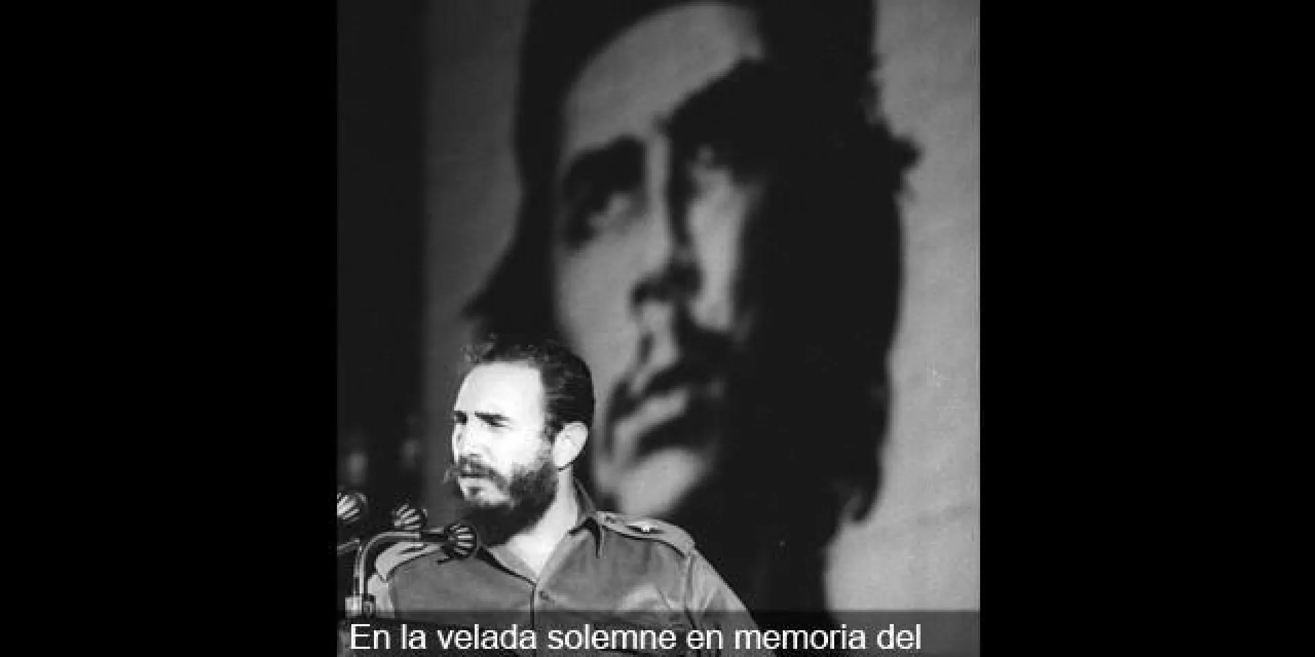 En la velada solemne dedicada a la memoria del Comandante Ernesto Che Guevara. Foto: Alberto Korda
