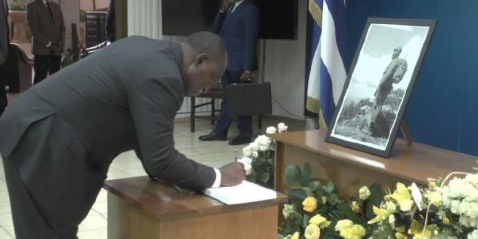 Vicepresidente de la República de Angola, Excmo. Sr. Manuel Domingos Vicente, firma libro de condolencia por el fallecimiento del líder de la Revolución Cubana