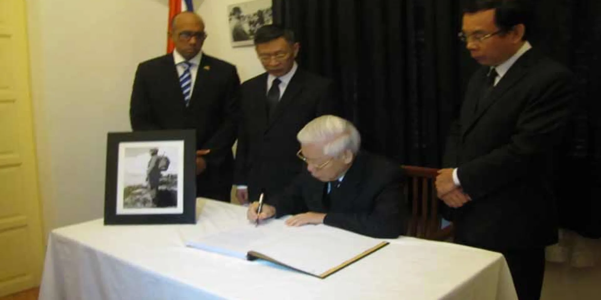 Vietnamitas rinden tributo a Fidel Castro