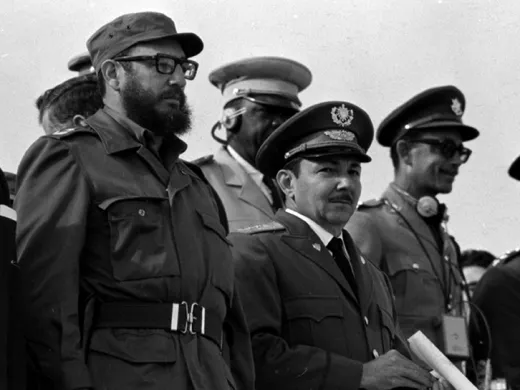 Fidel Castro y Raúl Castro en el desfile militar por el XV anivaersario del Triunfo de la Revolución