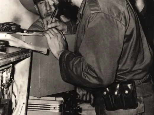 Fidel Castro junto a Jorge Enrique Mendoza capitán del Ejército Rebelde, y Luis Orlando Rodríguez.