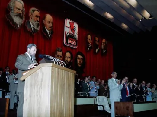 Lee el Informe Central en la inauguración del III Congreso del PCC en el Palacio de Convenciones. La Habana