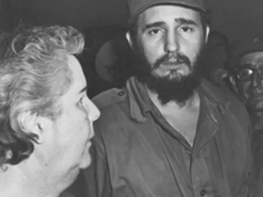 Fidel Castro junto a la madre de Jimmy Hirzel, 1959.