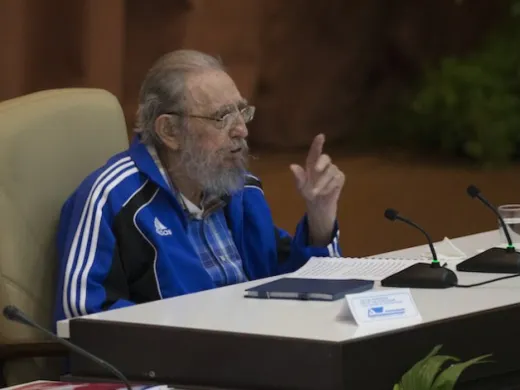 Fidel Castro pronuncia discurso en la clausura del VII Congreso del PCC
