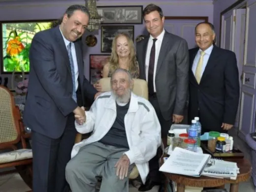 Fidel Castro y el Príncipe Ahmad Al-Fahad Al-Sabah, Presidente de la Asociación de Comités Olímpicos Nacionales (ACNO)