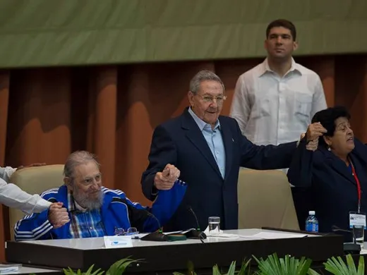 Fidel Castro, Raúl Castro, Machado Ventura y Nemesia en el 7 Congreso del PCC
