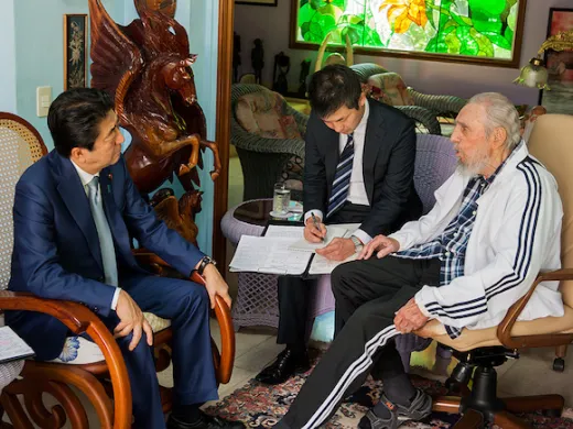 Fidel Castro recibe al Primer Ministro de Japón, Shinzo Abe