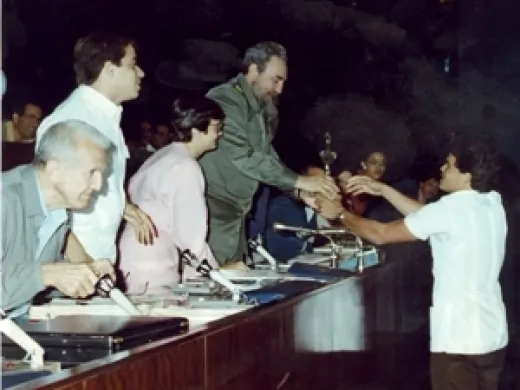 Le es entregado el Título de Oro Universitario y la Medalla de la Unión Internacional de Estudiantes