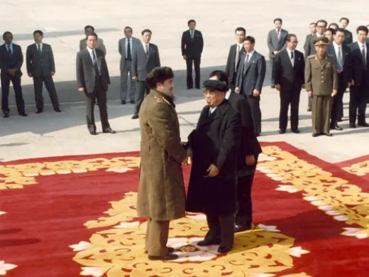 Es recibido por el Jefe de Estado de la nación Kim II Sung durante su viaje a la República Popular Democrática de Corea