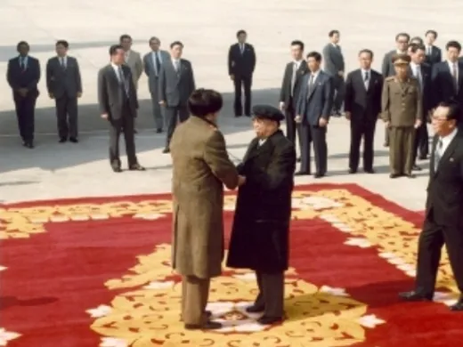 Es recibido por el Jefe de Estado de la nación Kim II Sung durante su viaje a la República Popular Democrática de Corea