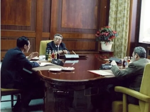 Sostiene reuniones de trabajo para discutir asuntos bilaterales con el Jefe de Estado Kim Il Sung y otros funcionarios del gobierno